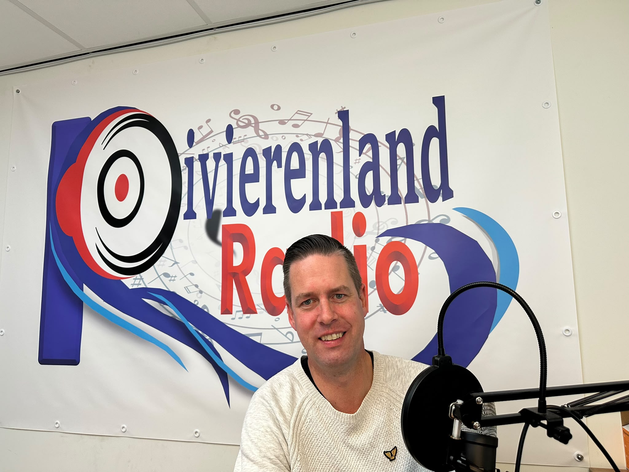 Denny Timmers kondigt nieuwe feestplaat aan bij Rob de Vaan op Rivierenland Radio